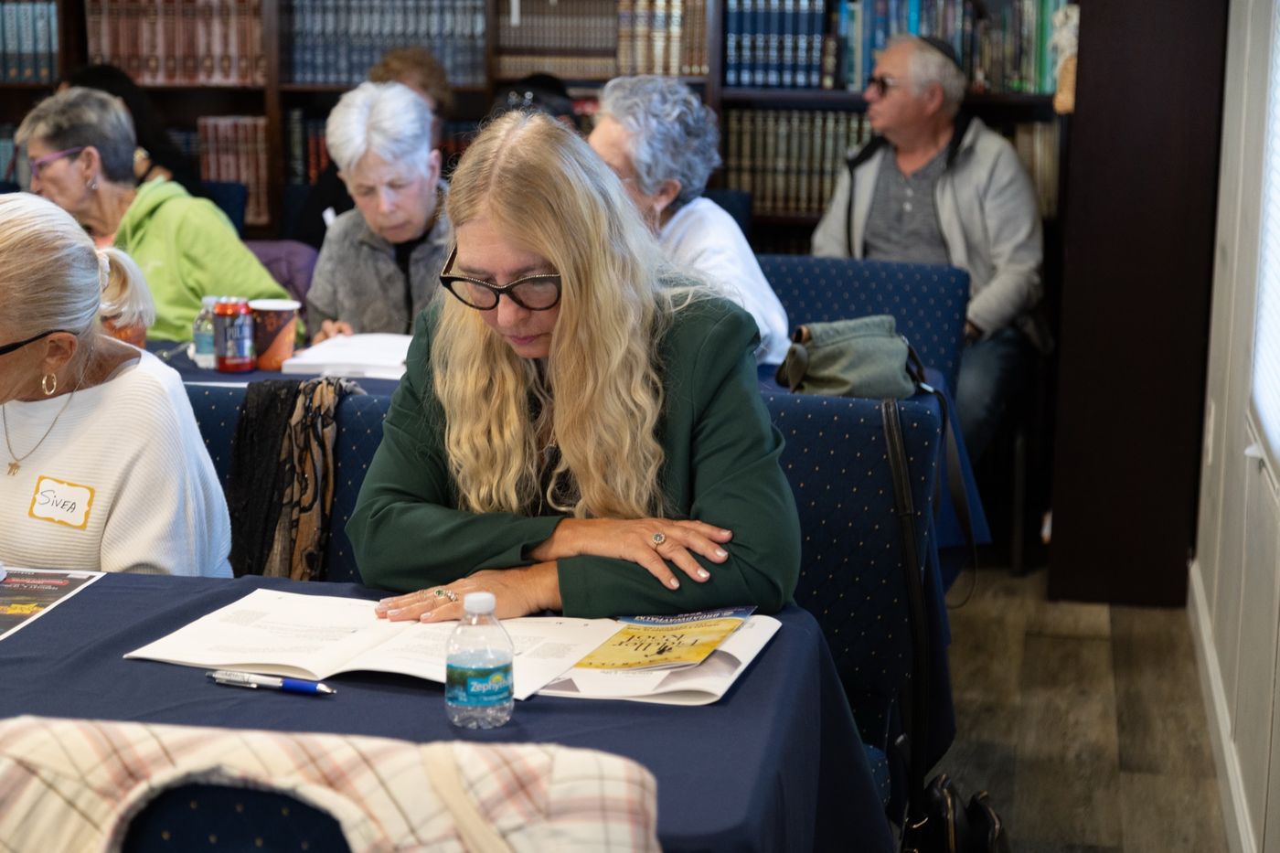 A student following along in the printed JLI student book